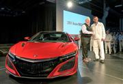 復活したホンダの高級スポーツカー「ＮＳＸ」の量産１号車と、購入者（手前左）＝２４日、米オハイオ州（共同）