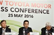 記者会見するトヨタ自動車の高見達朗常務役員（中央）ら＝２５日、クアラルンプール（共同）