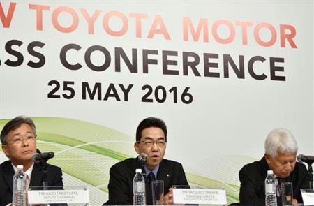 記者会見するトヨタ自動車の高見達朗常務役員（中央）ら＝２５日、クアラルンプール（共同）