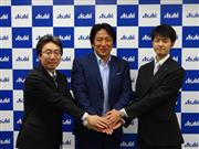 研究成果の説明会に参加した（左から）アサヒグループホールディングス・コアテクノロジー研究所の中村康則所長、青山学院大学陸上競技部の原晋監督、同研究所乳酸菌技術部の宮﨑秀俊副主任＝５月２３日、東京都中央区