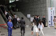 セブン＆アイ・ホールディングス株主総会に出席するため、会場の本社に入る株主ら＝２６日午前、東京都千代田区（早坂洋祐撮影）