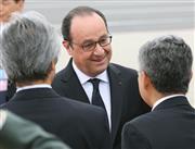 中部空港に到着し、出迎えを受けるフランスのオランド大統領＝２６日午前（代表撮影）