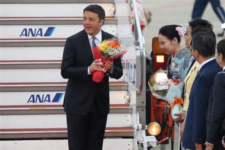 空港に到着し、花束を受け取るイタリアのマッテオ・レンツィ首相＝２６日、中部国際空港（ロイター）