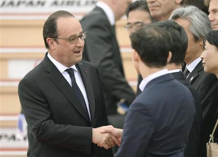 中部空港に到着し、出迎えを受けるフランスのオランド大統領＝２６日午前