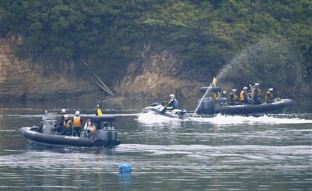 サミット会場の賢島の周辺を警戒する海上保安庁のゴムボート＝２６日早朝、三重県志摩市