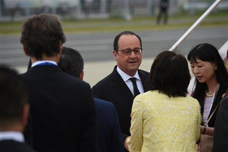 出迎えを受けるフランスのフランソワ・オランド大統領＝２６日、中部国際空港（ロイター）