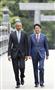伊勢神宮を訪れ、宇治橋を渡るオバマ米大統領（左）と安倍首相＝２６日午前、三重県伊勢市（代表撮影）