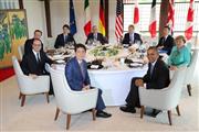 Ｇ７のワーキングランチ出席の際、記念撮影に応じる（時計回りに）安倍晋三首相、フランスのフランソワ・オランド大統領、英のデービッド・キャメロン首相、カナダのジャスティン・トルドー首相、欧州委員会のジャンクロード・ユンケル委員長、欧州議会のドナルド・トゥスク議長、イタリアのマッテオ・レンツィ首相、ドイツのアンゲラ・メルケル首相、アメリカのバラク・オバマ大統領＝三重県志摩市の志摩観光ホテル（ロイター）