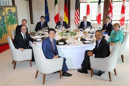 Ｇ７のワーキングランチ出席の際、記念撮影に応じる（時計回りに）安倍晋三首相、フランスのフランソワ・オランド大統領、英のデービッド・キャメロン首相、カナダのジャスティン・トルドー首相、欧州委員会のジャンクロード・ユンケル委員長、欧州議会のドナルド・トゥスク議長、イタリアのマッテオ・レンツィ首相、ドイツのアンゲラ・メルケル首相、アメリカのバラク・オバマ大統領＝三重県志摩市の志摩観光ホテル（ロイター）