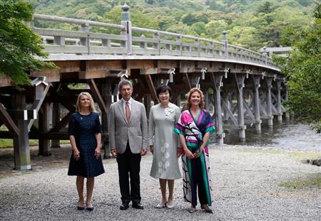 宇治橋のたもとで、Ｇ７首脳の配偶者と記念撮影する安倍昭恵夫人（中央）。左からジャンクロード・ユンケル欧州委員会委員長のクリスティアーノ・ユンケル夫人、アンゲラ・メルケル独首相の夫、ヨアヒム・サウアー氏、一人おいて、カナダのジャスティン・トルドー首相の妻、ソフィー・グレゴワールさん。