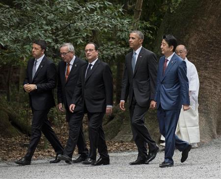 Ｇ７首脳らと歩く安倍晋三首相（右から２人目）＝２６日、三重県伊勢市（ＡＰ）