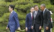 伊勢神宮での植樹を終え、正殿へ向かう（左から）安倍首相、三重県の鈴木英敬知事、イタリアのレンツィ首相、オバマ米大統領＝２６日午前１１時３２分、三重県伊勢市（代表撮影）