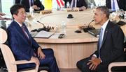 【伊勢志摩サミット読売代表撮影】Ｇ７サミット・ワーキングセッションに臨む安倍首相（左）とオバマ米大統領＝２６日午後、三重県志摩市（代表撮影）