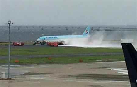 東京・羽田空港のＣ滑走路で片方の翼から白煙が出た大韓航空機＝２７日午後