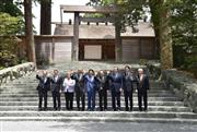 伊勢神宮の正宮前で記念撮影を行う安倍首相（右から５人目）らＧ７各国首脳＝２６日、三重県伊勢市