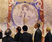 【日経新聞代表5・伊勢志摩サミット・テロと文化財】複製された「バーミヤン東大仏天井壁画」を見るオバマ米大統領（右から２人目）ら各国首脳＝２６日午後、三重県志摩市（代表撮影）