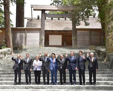 伊勢神宮を訪れ、正宮前で記念撮影する（左から）トゥスクＥＵ大統領、イタリアのレンツィ首相、ドイツのメルケル首相、オバマ米大統領、安倍首相、フランスのオランド大統領、キャメロン英首相、カナダのトルドー首相、ユンケル欧州委員長＝２６日、三重県伊勢市