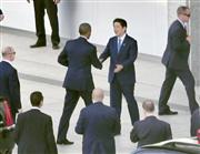 平和記念公園に到着したオバマ米大統領（中央左）を迎える安倍首相＝２７日午後５時２５分、広島市