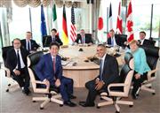 伊勢志摩サミットで笑顔で撮影に応じるＧ７各国首脳。（手前左から時計回りに）安倍首相、フランスのオランド大統領、キャメロン英首相、カナダのトルドー首相、ユンケル欧州委員長、トゥスクＥＵ大統領、イタリアのレンツィ首相、ドイツのメルケル首相、オバマ米大統領＝２６日、三重県志摩市（代表撮影）