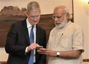 インドのモディ首相（右）と会談するアップルのティム・クック最高経営責任者＝２１日、ニューデリー（インド政府提供、共同）