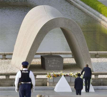 広島市を訪問し、平和記念公園の原爆慰霊碑に献花するオバマ米大統領（右）＝２７日午後５時３８分