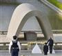 広島市を訪問し、平和記念公園の原爆慰霊碑に献花するオバマ米大統領（右）＝２７日午後５時３８分