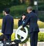 オバマ米大統領（右）に花輪を渡す女子高生＝２７日午後５時３８分、広島市中区の平和記念公園（鳥越瑞絵撮影）