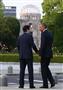 安倍首相（左）と握手するオバマ米大統領＝27日午後６時13分、広島市中区の平和記念公園（代表撮影）