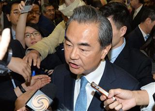 北京の中国外務省で記者団の質問に答える王毅外相＝２７日（共同）