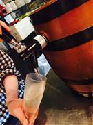 「ワインｄｅ鶏バル」で提供している樽詰スパークリングワイン（１杯５００円）。飲み放題のコースでも楽しめる