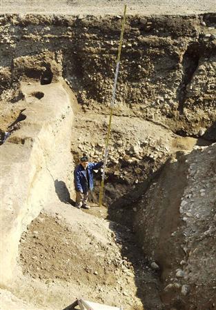旧二条城跡から見つかった足利義昭が造ったとみられる〝第３の堀〟＝京都市上京区