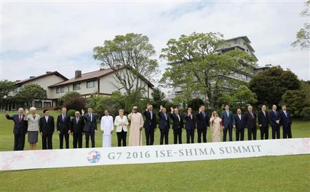 伊勢志摩サミット２日目、集合写真に納まる安倍晋三首相（中央）らＧ７首脳とアジアなど７カ国の首脳ら＝２７日午前、三重県志摩市（代表撮影）