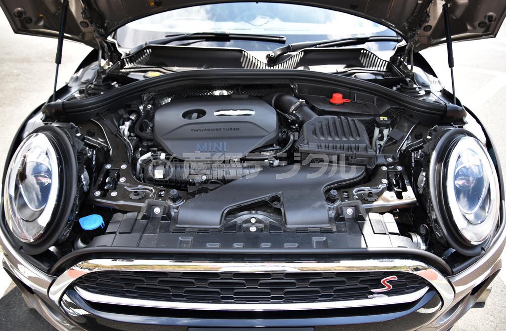 ボンネットを開けても丸いヘッドライトがミニらしさを主張。ミニクーパーＳクラブマン