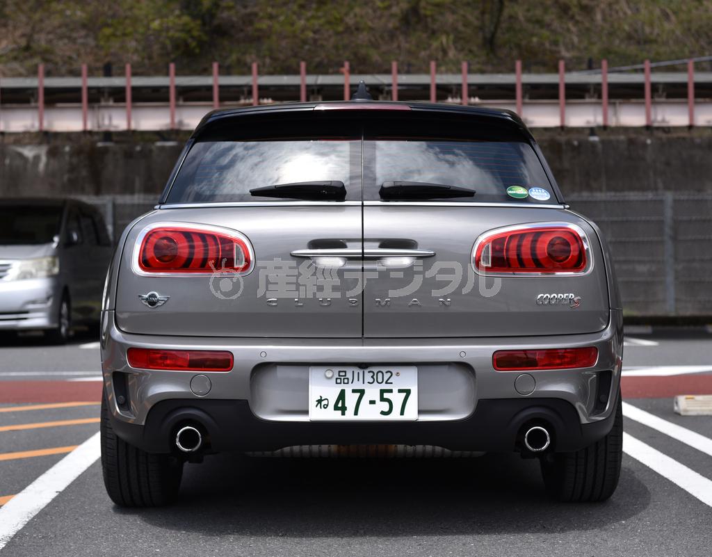 後ろにも“顔”。マフラーは左右２本出し。ミニクーパーＳクラブマン