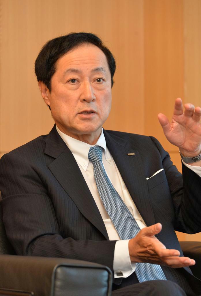 インタビューの質問に答えるみずほフィナンシャルグループの佐藤康博社長＝東京都千代田区