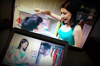 問題となった洗剤CMの2つのシーン(AP) 問題となった洗剤CMの2つのシーン(AP)