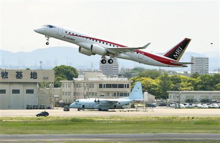 愛知県営名古屋空港を離陸し、初飛行するＭＲＪの試験２号機＝３１日午前