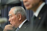 会見するスズキの鈴木修会長（左）＝３１日午後、国土交通省(山崎冬紘撮影)