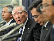 会見するスズキの鈴木修会長(左から２番目)＝３１日午後、国土交通省(山崎冬紘撮影)
