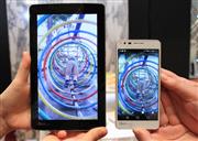 新機種「Ｑｕｅｐｈｏｎｅ」（右）と「Ｑｕｅｔａｂ」＝３１日午後、東京都港区（荻窪佳撮影）