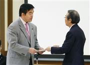中教審の北山禎介会長（右）から、新しい高等教育機関の創設に関する答申を受け取る馳文科相＝３０日午前、文科省