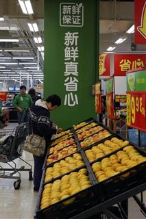 北京にあるウォルマートの店舗。スーパーマーケットの競争が激しい山東省済南市では、“パッケージ化”された経営方式で運営される外資系スーパーは苦戦しているようだ（中国新聞社）