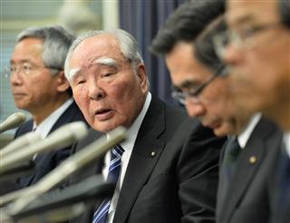 会見するスズキの鈴木修会長(左から２番目)＝３１日午後、国土交通省(山崎冬紘撮影)