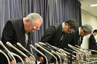 会見で謝罪するスズキの鈴木修会長（左）＝３１日、国土交通省