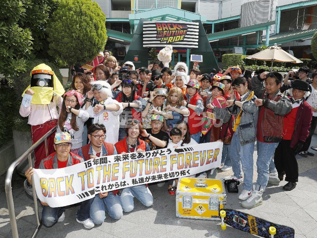 最終日を迎えたＵＳＪの人気アトラクション「バック・トゥ・ザ・フューチャー・ザ・ライド」。仮装して記念写真に納まるファン＝３１日、大阪市