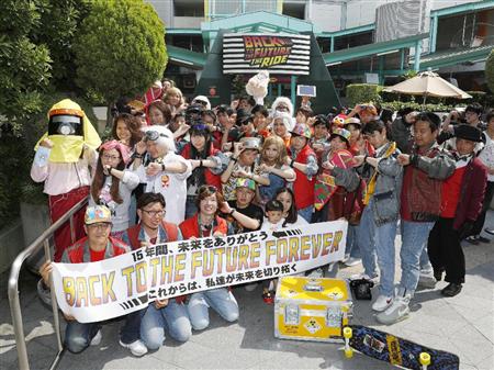 最終日を迎えたＵＳＪの人気アトラクション「バック・トゥ・ザ・フューチャー・ザ・ライド」。仮装して記念写真に納まるファン＝３１日、大阪市