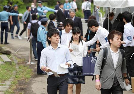 清原和博被告の判決で、傍聴券抽選の整理券を求めて集まった人たち＝３１日午前、東京・日比谷公園