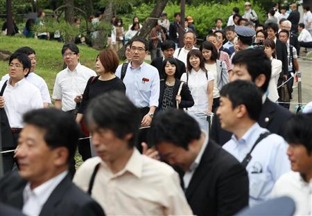 清原和博被告の判決で、傍聴券を求め列を作る人たち＝３１日午前、東京・日比谷公園