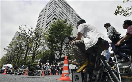 清原和博被告の判決公判で、東京地裁前に集まった大勢の報道陣＝３１日午前、東京・霞が関