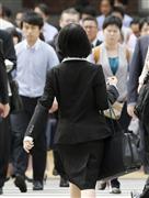 採用面接に向かう大学生＝１日午前、東京・丸の内